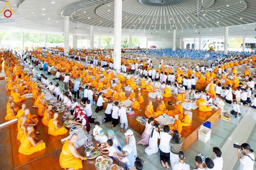 ภาพ No.220721:วันเสาร์ที่ 26 เมษายน พ.ศ.2568 (วันพระ แรม 15 ค่ำ เดือน 5) พิธีถวายภัตตาหารเมนูสวรรค์ "เพื่อการบรรลุธรรม" และ พิธีบุพเปตพลี ครั้งที่ 163 ร่วมอุทิศบุญแด่หมู่ญาติที่ล่วงลับไปแล้ว และสืบทอดอายุพระพุทธศาสนา ณ หอฉันคุณยายอาจารย์ฯ วัดพระธรรมกาย