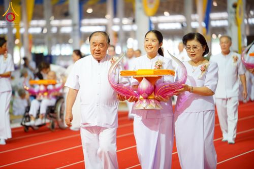 ภาพ No.215412:วันอาทิตย์ต้นเดือนที่ 6 เมษายน พ.ศ. 2568 ขบวนอัญเชิญผ้าป่าสมทบ มหาสังฆทาน 40,000 กว่าวัดทั่วประเทศ ณ สภาธรรมกายสากล วัดพระธรรมกาย