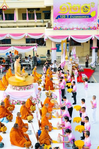 ภาพ No.150824:พิธีเจริญพระพุทธมนต์ และทำบุญตักบาตรแด่คณะสงฆ์ จำนวน 121 รูป เนื่องในโอกาสฉลองครบรอบ 120 ปี อำเภอคลองหลวง จังหวัดปทุมธานี เพื่อถวายเป็นพุทธบูชา ช่วยเหลือผู้ประสบความเดือดร้อนจากอุทกภัย และคณะสงฆ์ 323 วัด 4 จังหวัดชายแดนภาคใต้ วันเสาร์ที่ 31 สิงหาคม พ.ศ. 