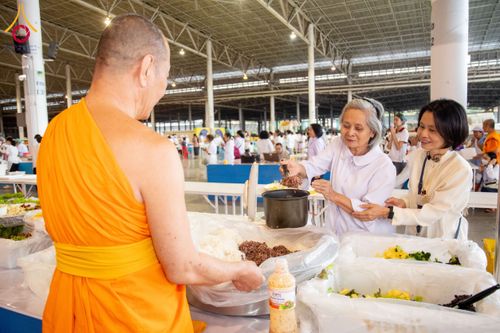 ภาพ No.202327:พิธีถวายภัตตาหารเป็นสังฆทาน แด่พระธรรมยาตรา ณ วัดพระธรรมกาย ตำบลคลองสาม อำเภอคลองหลวง จังหวัดปทุมธานี ในโครงการธรรมยาตรา กตัญญูบูชา มหาปูชนียาจารย์ พระมงคลเทพมุนี(สด จนฺทสโร) พระผู้ปราบมาร อนุสรณ์สถาน 7 แห่ง ปีที่ 13 วันที่ 27 มกราคม พ.ศ. 2568