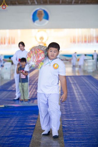 ภาพ No.89470:พิธีตักบาตร ข้าวสารอาหารแห้ง พิธีบูชาข้าวพระ และพิธีจุดเทียนใจ ไฟนิรันดร์  อนันตชัย ณ สภาธรรมกายสากล วัดพระธรรมกาย วันอาทิตย์ที่ 1 ตุลาคม พ.ศ. 2566