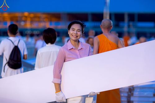 ภาพ No.218479:วันที่ 15 - 18 เมษายน พ.ศ. 2568 การเตรียมภาชนะสำหรับถวายภัตตาหาร , การจัดโต๊ะเก้าอี้ในลานธรรม , การแพ็คพัสดุงานต้อนรับ เพื่องานวันคุ้มครองโลก 22 เมษายน พ.ศ.2568 วัดพระธรรมกาย