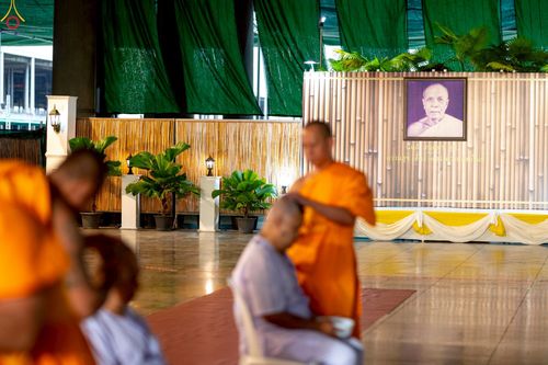 ภาพ No.242978:วันที่ 31 สิงหาคม พ.ศ. 2568 พิธีตัดปอยผมและปลงผม โครงการอุปสมบทหมู่บูชาธรรม ครบรอบ 108 ปี วันครูผู้ค้นพบวิชชาธรรมกาย ณ วัดพระธรรมกาย