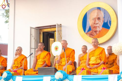 ภาพ No.197662:พิธีตักบาตรพระธรรมยาตรา ณ อนุสรณ์สถานลำดับที่ 4 สถานที่เกิดด้วยกายธรรม วัดโบสถ์(บน) ต.บางคูเวียง จ.นนทบุรี ในโครงการธรรมยาตรา กตัญญูบูชา มหาปูชนียาจารย์ พระมงคลเทพมุนี(สด จนฺทสโร) พระผู้ปราบมาร อนุสรณ์สถาน 7 แห่ง ปีที่ 13 วันที่ 19 มกราคม พ.ศ. 2568