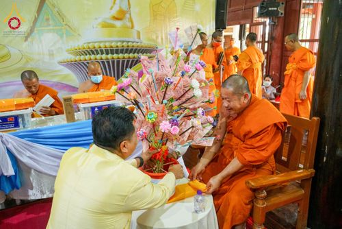 ภาพ No.202181:พิธีเจริญพระพุทธมนต์ ปฏิบัติธรรม มอบทุนการศึกษา ถวายสังฆทาน 108 วัด เพื่อถวายเป็นพุทธบูชา และขับเคลื่อนโครงการหมู่บ้านรักษาศีล 5 โดยคณะสงฆ์จังหวัดนครปฐม คณะศิษยานุศิษย์วัดพระธรรมกาย โครงการธรรมยาตรา ปีที่ 13 ณ วัดบางปลา อำเภอบางเลน จังหวัดนครปฐม