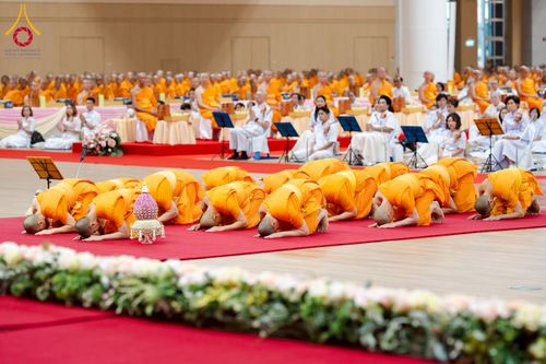 ภาพ No.272894:วันอาทิตย์ที่ 23 พฤศจิกายน พ.ศ.2568 พิธีมุทิตาสักการะ พระมหาเถระและพระเถระ ประจำปีพุทธศักราช 2568 ณ ห้องแก้วสารพัดนึก 2 สภาธรรมกายสากล  วัดพระธรรมกาย