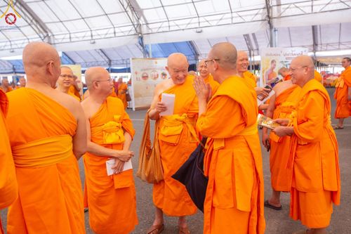 ภาพ No.60340:การต้อนรับพระสังฆาธิการ 10,000 กว่าวัดทั่วประเทศ พิธีมอบปัจจัยช่วยเหลือครู 4 จังหวัดชายแดนภาคใต้ พิธีปฏิบัติธรรม ในวันคุ้มครองโลก วันจันทร์ที่ 22 เมษายน พ.ศ.2567 ณ วัดพระธรรมกาย จ.ปทุมธานี