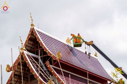 ภาพ No.255494:วันที่ 13 ตุลาคม พ.ศ. 2568 พิธีบรรจุพระบรมสารีริกธาตุ ผูกผ้า 7 สี เพื่อความเป็นสิริมงคล  และ ยกช่อฟ้า ประดิษฐานบนหลังคาอุโบสถวัดทุ่งเจริญธรรม ถวายบูชาธรรม 81 ปี หลวงพ่อธัมมชโย โดยคณะศิษยานุศิษย์ ณ วัดทุ่งเจริญธรรม อ.อมก๋อย จ.เชียงใหม่