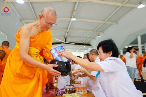 ภาพ No.61281:พิธีตักบาตรฉลองพระใหม่ รุ่นบูชาธรรมโครงการ 1-2 โครงการบรรพชาอุปสมบทหมู่ธรรมทายาท บูชาธรรมหลวงพ่อธัมมชโย 80 ปี ณ โถงช้างสำนักงานใหญ่ วัดพระธรรมกาย วันที่ 20 เมษายน พ.ศ. 2567