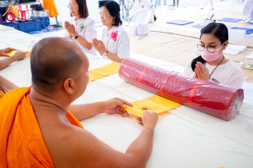 ภาพ No.201456:พิธีถวายภัตตาหารเป็นสังฆทาน แด่พระธรรมยาตรา ณ อนุสรณ์สถานบางปลา วัดบางปลา อำเภอบางเลน จังหวัดนครปฐม ในโครงการธรรมยาตรา กตัญญูบูชา มหาปูชนียาจารย์ พระมงคลเทพมุนี(สด จนฺทสโร) พระผู้ปราบมาร อนุสรณ์สถาน 7 แห่ง ปีที่ 13 วันที่ 25 มกราคม พ.ศ. 2568