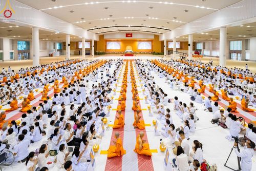 ภาพ No.101685:พิธีขอบรรพชา, พิธีขอสรณคมน์และศีล, พิธีถวายบาตร ในโครงการอุปสมบทหมู่ รุ่นบูชาธรรมมหาปูชนียาจารย์ ณ วัดพระธรรมกาย วันที่ 9 ธันวาคม พ.ศ. 2566