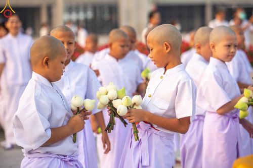 ภาพ No.133741:พิธีเวียนประทักษิณและพิธีวันทาเจดีย์ โครงการบรรพชาสามเณร ฟื้นฟูพระพุทธศาสนาทั่วไทย ณ วัดพระธรรมกาย วันเสาร์ที่ 6 เมษายน พ.ศ. 2567