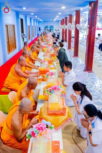 ภาพ No.196940:พิธีถวายภัตตาหารเป็นสังฆทาน แด่พระธรรมยาตรา ณ วัดโบสถ์(บน) ตำบลบางคูเวียง อำเภอบางกรวย จังหวัดนนทบุรี ในโครงการธรรมยาตรา กตัญญูบูชา มหาปูชนียาจารย์ พระมงคลเทพมุนี(สด จนฺทสโร) พระผู้ปราบมาร อนุสรณ์สถาน 7 แห่ง ปีที่ 13 วันที่ 18 มกราคม พ.ศ. 2568