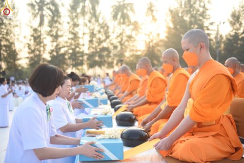 ภาพ No.110267:พิธีตักบาตรพระธรรมยาตราฯ ในโครงการธรรมยาตรากตัญญูบูชา มหาปูชนียาจารย์ พระมงคลเทพมุนี(สด จนฺทสโร) พระผู้ปราบมาร ปีที่ 12 ณ อนุสรณ์สถานลำดับที่ 2 สถานที่ตั้งมโนปณิธานบวชตลอดชีวิต อนุสรณ์สถานบางนางแท่น จ.นครปฐม วันที่ 11 มกราคม พ.ศ. 2567