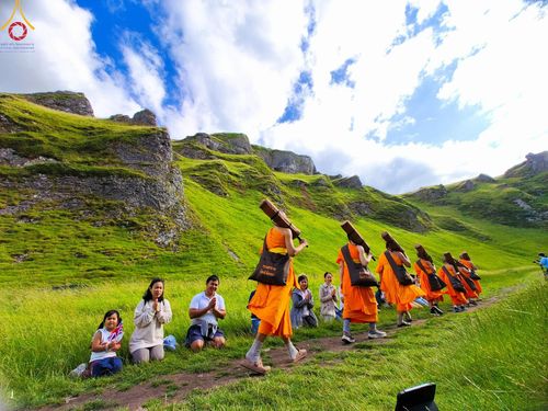 ภาพ No.148820:คณะสงฆ์และสามเณร วัดพระธรรมกายแมนเชสเตอร์  สหราชอาณาจักร จัดเดินธรรมยาตราที่ Peak District National Park , New Mills central , Upper Derwent Visitor Centre, Hope Valley วันอังคารที่ 6 สิงหาคม พ.ศ. 2567