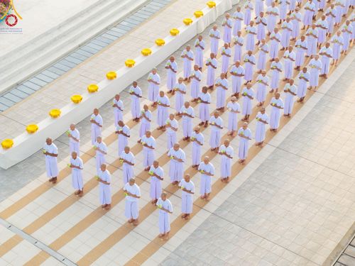 ภาพ No.216974:วันเสาร์ที่ 12 เมษายน พ.ศ. 2568 พิธีเวียนประทักษิณรอบพระมหาธรรมกายเจดีย์  พิธีวันทาเจดีย์ พิธีขอขมาและมอบผ้าไตร ในโครงการอุปสมบทหมู่ บูชาธรรมหลวงพ่อธัมมชโย, โครงการธรรมทายาท ระดับอุดมศึกษา รุ่นที่ 52 ,  โครงการบวชพระนานาชาติ AEC & WAB CEO รุ่นที่ 4 , ณ ว