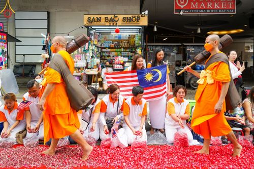 ภาพ No.128508:พิธีอัญเชิญพระบรมสารีริกธาตุ " ใจกลางเมืองนครหาดใหญ่ " เพื่อประดิษฐาน ณ มหารัตนเจดีย์สิริปทุมสวรรค์ (เจดีย์อริยพุทธะ 5 พระองค์) ศูนย์ปฏิบัติธรรมภาคใต้ อ.บางกล่ำ จ.สงขลา  วันที่ 9 มีนาคม พ.ศ. 2567 (ชุดที่ 2)