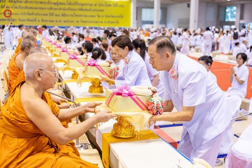 ภาพ No.147076:พิธีมุทิตาสักการะพระภิกษุ ผู้สอบได้เปรียญธรรม 9 ประโยคระดับโลกปีที่ 36, พิธีมอบโล่เกียรติยศและทุนการศึกษา สำนักเรียนบาลีดีเด่นทั่วประเทศ, พิธีถวายมหาสังฆทานคณะสงฆ์ 2,000 กว่าวัด ทั่วประเทศ ปีที่ 24, พิธีถวายไทยธรรมคณะสงฆ์ 323 วัด 4 จังหวัดชายแดนภาคใต้