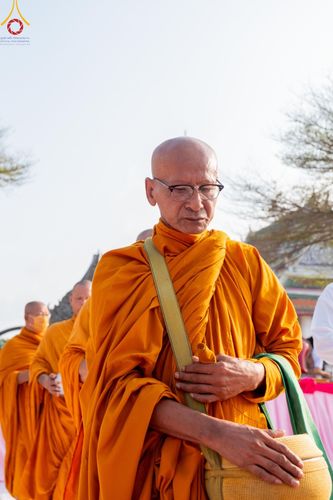 ภาพ No.58141:พิธีตักบาตรพระภิกษุและสามเณร 180 รูป ณ ลานองค์พระสมุทรเจดีย์ จ.สมุทรปราการ วันเสาร์ที่ 27 เมษายน พ.ศ. 2567