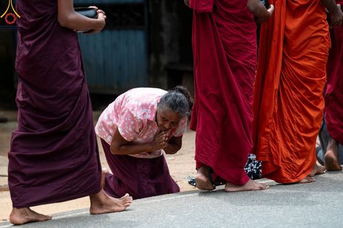 ภาพ No.139437:พิธีตักบาตรรอบเมืองดัมบุลล่า เทศกาลวิสาขบูชาแห่งชาติ ศรีลังกา เมื่อวันที่ 16 พฤษภาคมที่ผ่านมา คณะสงฆ์จากวัดพระธรรมกาย และคณะพระภิกษุสามเณรศรีลังกา ในโครงการสยาม-ลังกา ธรรมยาตรา ฉลองเทศกาลวิสาขบูชาแห่งชาติ ศรีลังกา บูชาธรรม 80 ปีหลวงพ่อธัมมชโย