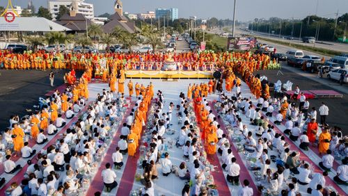 ภาพ No.180442:พิธีตักบาตรพระ ๑,๐๐๐ รูป ฉลองเมืองลำปาง ๑,๓๔๔ ปี วันเสาร์ที่ ๗ ธันวาคม พ.ศ. ๒๕๖๗ ณ ลานพระบรมราชานุสาวรีย์ พระนเรศวรมหาราช อ.เกาะคา จ.ลำปาง