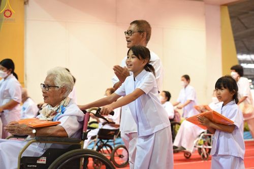 ภาพ No.99812:พิธีทอดผ้าป่า ต้นสมบัติจักรพรรดิ ในวันอาทิตย์ที่ 3 ธันวาคม พ.ศ. 2566 ณ สภาธรรมกายสากล วัดพระธรรมกาย จ.ปทุมธานี