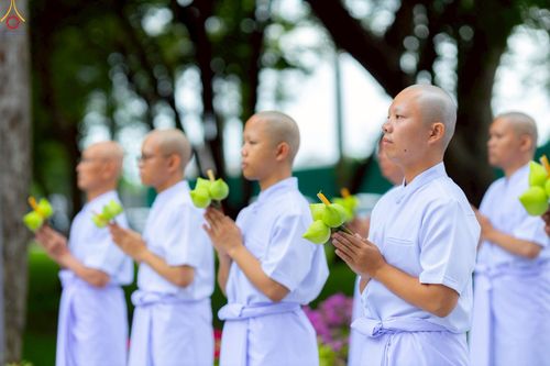 ภาพ No.228882:วันเสาร์ที่ 14 มิถุนายน พ.ศ. 2568 พิธีเวียนประทักษิณ , พิธีขอขมารับผ้าไตร ในโครงการบรรพชาอุปสมบทหมู่ ผู้บริหารรุ่นที่ 15 และ อุดมศึกษา รุ่นที่ 52 ณ โบสถ์พระไตรปิฎก วัดพระธรรมกาย