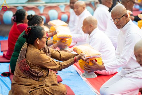 ภาพ No.313439:วันพฤหัสบดีที่ 12 มีนาคม พ.ศ. 2569 พิธีมอบบาตรและผ้าไตรในโครงการบรรพชาสามเณร 500 รูป  ณ นาคบาฮาล (Nagbahal) ประเทศเนปาล