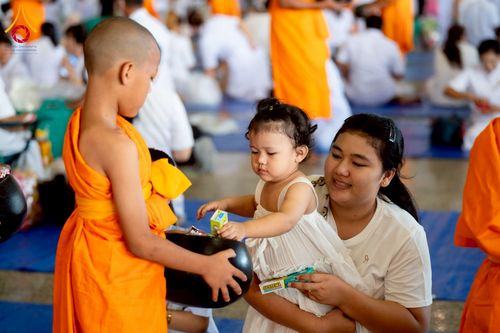 ภาพ No.215214:วันอาทิตย์ต้นเดือนที่ 6 เมษายน พ.ศ. 2568 พิธีตักบาตรข้าวสารอาหารแห้ง ณ บ้านแก้วเรือนทองคุณยาย สภาธรรมกายสากล วัดพระธรรมกาย