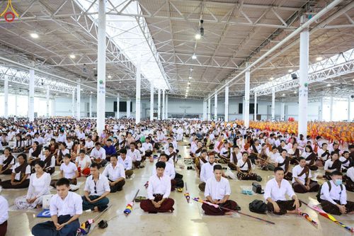 ภาพ No.83043:พิธีตักบาตร ณ บ้านแก้วเรือนทองคุณยายอาจารย์ฯ พิธีบูชาข้าวพระ ณ สภาธรรมกายสากล วัดพระธรรมกาย ในวันอาทิตย์ต้นเดือนที่ 2 ก.ค. พ.ศ.2566