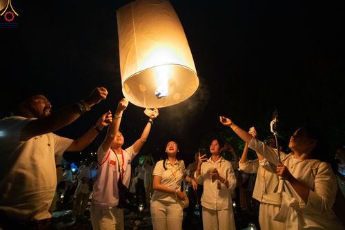 ภาพ No.82083:พิธีจุดวิสาขประทีป 22,000 ดวงและโคมลอย 3,000 ดวง ( Festival  lampion Vesak Indonesia) ณ มหาเจดียบรมพุทโธ อินโดนีเซีย  วันอาทิตย์ที่ 4 มิ.ย. พ.ศ.2566