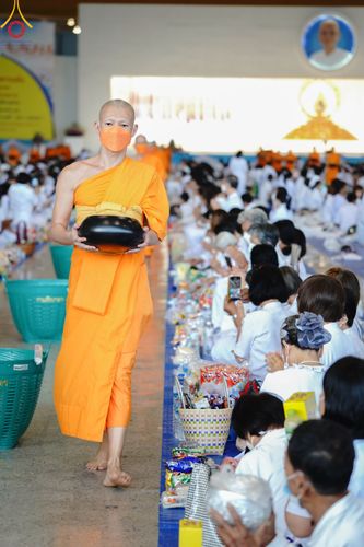 ภาพ No.78841:พิธีตักบาตร ข้าวสารอาหารแห้ง พิธีบูชาข้าวพระ ในวันอาทิตย์ต้นเดือนที่ 2 เมษายน พ.ศ. 2566
