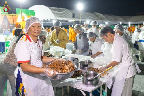 ภาพ No.289772:วันที่ 8 มกราคม พ.ศ. 2569 พิธีถวายภัตตาหารเป็นสังฆทาน แด่พระธรรมยาตรา ณ อนุสรณ์สถานคลองบางนางแท่น อ.สามพราน จ.นครปฐม ในโครงการธรรมยาตรา กตัญญูบูชา มหาปูชนียาจารย์ พระมงคลเทพมุนี(สด จนฺทสโร) พระผู้ปราบมาร อนุสรณ์สถาน 7 แห่ง ปีที่ 14