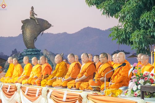 ภาพ No.282557:วันเสาร์ที่ 20 ธันวาคม พ.ศ.2568 พิธีตักบาตรพระ 10,000 รูป (ชุด 2) เนื่องในโอกาส 194 ปี จังหวัดกาญจนบุรี และอุทิศส่วนกุศลให้แด่บรรพชนทั้งหลาย บริเวณถนนสองแคว (Skywalk) เมืองกาญจนบุรี