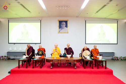ภาพ No.325567:วันที่ 24 เมษายน พ.ศ.2569 หลวงพ่อทัตตชีโว รองเจ้าอาวาสวัดพระธรรมกาย ถวายการต้อนรับและปฏิสันถารคณะสงฆ์เมียนมาร์