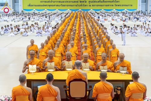 ภาพ No.284988:วันอาทิตย์ที่ 14 ธันวาคม พ.ศ.2568  พิธีปฏิบัติธรรม พิธีถวายภัตตาหารเป็นสังฆทาน พิธีมอบต้นสมบัติจักรพรรดิ ถวายแด่เจ้าอาวาสและประธานสงฆ์ 236 ศูนย์ส่งเสริมศีลธรรมทั่วโลก ณ สภาธรรมกายสากล วัดพระธรรมกาย