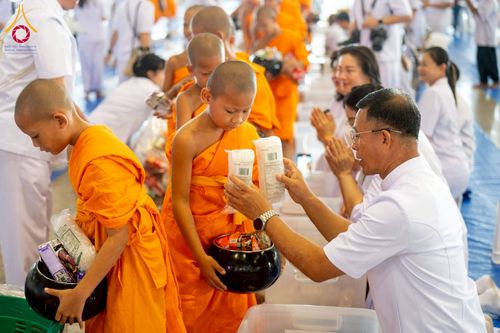 ภาพ No.215220:วันอาทิตย์ต้นเดือนที่ 6 เมษายน พ.ศ. 2568 พิธีตักบาตรข้าวสารอาหารแห้ง ณ บ้านแก้วเรือนทองคุณยาย สภาธรรมกายสากล วัดพระธรรมกาย