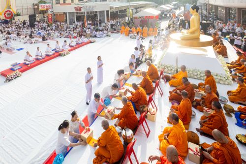ภาพ No.343174:วันอาทิตย์ที่ 16 สิงหาคม พ.ศ.2569 พิธีตักบาตรพระ 10,000 รูป นานาชาติ ปีที่ 23 คณะสงฆ์ 4 ประเทศ 14 จังหวัดภาคใต้ น้อมถวายเป็นพุทธบูชา ทำบุญเพื่อแม่- พ่อ ณ ถนนนิพัทธ์อุทิศ 3 อ.หาดใหญ่ จ.สงขลา