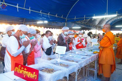 ภาพ No.74929:พิธีถวายภัตตาหารเป็นสังฆทาน แด่คณะพระธรรมยาตราฯ ในโครงการธรรมยาตรากตัญญูบูชา มหาปูชนียาจารย์ พระมงคลเทพมุนี(สด จนฺทสโร) พระผู้ปราบมาร อนุสรณ์สถาน 7 แห่ง ปีที่ 11 วันที่ 29 มกราคม พ.ศ. 2566