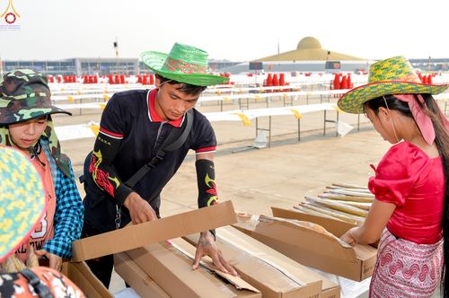 ภาพ No.323074:วันที่ 19 เมษายน พ.ศ.2569 การเรียงกล่องไทยธรรม , เตรียมงานจราจร เพื่องานถวายมหาสังฆทาน 40,000 กว่าวัดทั่วประเทศ วันคุ้มครองโลก 22 เมษายน พ.ศ.2569 วัดพระธรรมกาย
