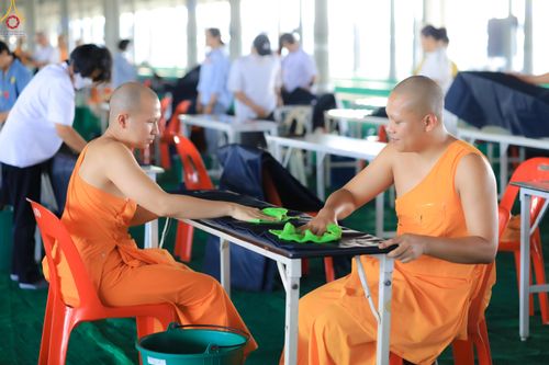 ภาพ No.322704:วันที่ 15-18 เมษายน พ.ศ.2569 การเเตรียมโต๊ะฉัน , เตรียมจุดพักค้าง , เรียงเก้าอี้ , เรียงกล่องไทยธรรม  เพื่องานถวายมหาสังฆทาน 40,000 กว่าวัดทั่วประเทศ วันคุ้มครองโลก 22 เมษายน พ.ศ.2569 วัดพระธรรมกาย