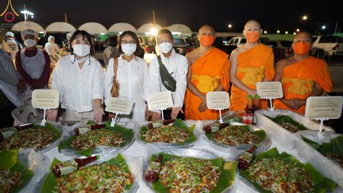 ภาพ No.74590:พิธีถวายภัตตาหารเป็นสังฆทาน แด่คณะพระธรรมยาตราฯ ในโครงการธรรมยาตรากตัญญูบูชา มหาปูชนียาจารย์ พระมงคลเทพมุนี(สด จนฺทสโร) พระผู้ปราบมาร อนุสรณ์สถาน 7 แห่ง ปีที่ 11 วันที่ 28 มกราคม พ.ศ. 2566