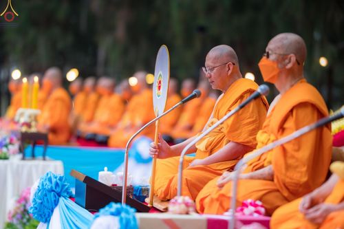 ภาพ No.69661:พิธีตักบาตรพระธรรมยาตราฯ ในโครงการธรรมยาตรากตัญญูบูชา มหาปูชนียาจารย์ พระมงคลเทพมุนี(สด จนฺทสโร) พระผู้ปราบมาร ปีที่ 11 ณ อนุสรณ์สถานลำดับที่ 1 สถานที่เกิดด้วยรูปกายเนื้อ อนุสรณ์สถานมหาวิหารพระมงคลเทพมุนี อ.สองพี่น้อง จ.สุพรรณบุรี