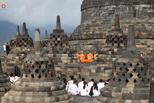 ภาพ No.330048:วันที่ 27-29 พฤษภาคม พ.ศ.2569 MBMI Tangerang (Majelis Agama Buddha Mahanikaya) ได้มีการเตรียมงานเพื่อจัดงานวิสาขบูชานานาชาติ  ชึ่งในงานจะมีการจุดประทีปโคมลาน โคมลอย กว่า 20,000 ดวง  เพื่อน้อมถวายเป็นพุทธบูชา และเพื่อเป็นการกระชับสัมพันธมิตรภาพ