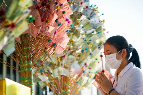 ภาพ No.69429:พิธีจุดประทีปถวายเป็นพุทธบูชา และบูชาธรรมมหาปูชนียาจารย์ ในโครงการธรรมยาตรากตัญญูบูชา มหาปูชนียาจารย์ พระมงคลเทพมุนี(สด จนฺทสโร) พระผู้ปราบมาร ปีที่ 11 ณ อนุสรณ์สถานมหาวิหารพระมงคลเทพมุนี อ.สองพี่น้อง จ.สุพรรณบุรี