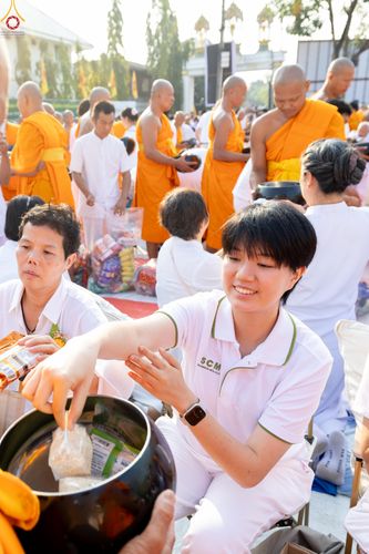 ภาพ No.297731:วันที่ 18 มกราคม พ.ศ. 2569 พิธีตักบาตรพระธรรมยาตรา ณ วัดโบสถ์บน ต.บางคูเวียง จ.นนทบุรี อนุสรณ์สถานลำดับที่ 4 สถานที่เกิดด้วยกายธรรม ในโครงการธรรมยาตรา กตัญญูบูชา มหาปูชนียาจารย์ พระมงคลเทพมุนี(สด จนฺทสโร) พระผู้ปราบมาร อนุสรณ์สถาน 7 แห่ง ปีที่ 14