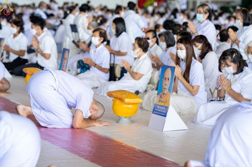 ภาพ No.63881:พิธีขอขมาและมอบผ้าไตรแด่นาคธรรมทายาท โครงการอุปสมบทบูชาธรรมมหาปูชนียาจารย์ วันอาทิตย์ที่ 20 พฤศจิกายน พ.ศ. 2565