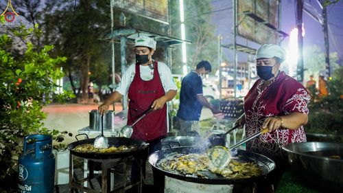 ภาพ No.72130:พิธีถวายภัตตาหารเป็นสังฆทาน แด่คณะพระธรรมยาตราฯ ในโครงการธรรมยาตรากตัญญูบูชา มหาปูชนียาจารย์ พระมงคลเทพมุนี(สด จนฺทสโร) พระผู้ปราบมาร อนุสรณ์สถาน 7 แห่ง ปีที่ 11 วันที่ 18 มกราคม พ.ศ. 2566