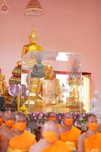 ภาพ No.71854:พิธีจุดประทีปถวายเป็นพุทธบูชา และบูชาธรรมมหาปูชนียาจารย์ ในโครงการธรรมยาตรากตัญญูบูชา มหาปูชนียาจารย์ พระมงคลเทพมุนี(สด จนฺทสโร) พระผู้ปราบมาร ปีที่ 11 ณ อนุสรณ์สถานลำดับที่ 3 สถานที่เกิดใหม่ในเพศสมณะ วัดสองพี่น้อง อ.สองพี่น้อง จ.สุพรรณบุรี วันที่ 17 มกร