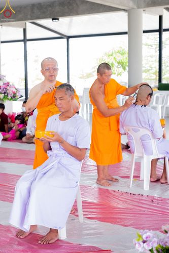 ภาพ No.65661:พิธีปลงผมและพิธีขอขมา มอบบาตรกับผ้าไตร ในโครงการอุปสมบทบูชาธรรม มหาปูชนียาจารย์ประจำปี 2565 ณ ศูนย์ปฎิบัติธรรมสมุทรปราการ(บางบ่อ)  วันอาทิตย์ที่ 20 พฤศจิกายน พ.ศ. 2565